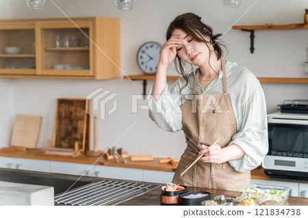 一個女人在廚房打包午餐盒(疲勞、疲憊、艱辛、負擔、過度勞累、艱辛) 一個女人在廚房打包午餐盒(疲勞、疲憊、艱辛、負擔、過度勞累、艱辛) 121834738