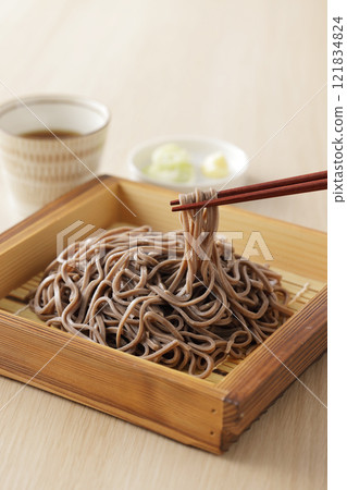 Zaru soba 121834824