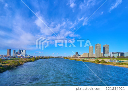 從川崎市中原區（東京都大田區）氣橋看到的多摩川（丸子橋方向）的水邊風景 121834921