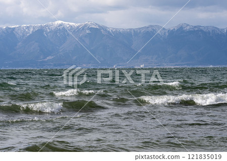 冬季風和琵琶湖的波浪 121835019