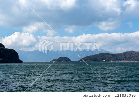 漂浮在琵琶湖上的衝島的冬季景象 漂浮在琵琶湖上的衝島的冬季景象 121835086