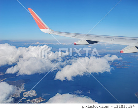 飛機上看到的雲海藍海:香川縣瀨戶內海 飛機上看到的雲海藍海:香川縣瀨戶內海 121835184