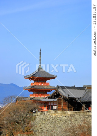 從清水寺正殿看到的三層寶塔 從清水寺正殿看到的三層寶塔 121835187