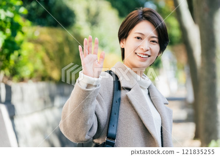 一個女人在戶外散步 121835255