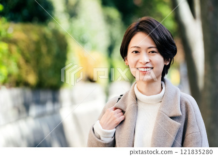 一個女人在戶外散步 121835280