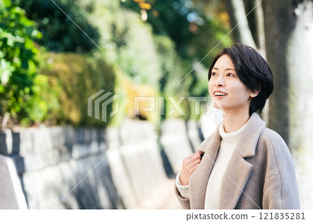 一個女人在戶外散步 121835281