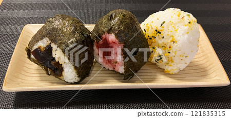 三種三角形山形飯糰，是日本料理的主食，也是美味的零食。 121835315