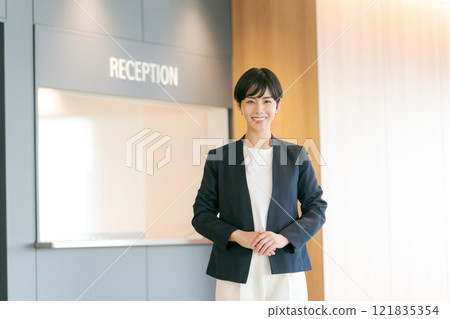 A business woman giving directions 121835354