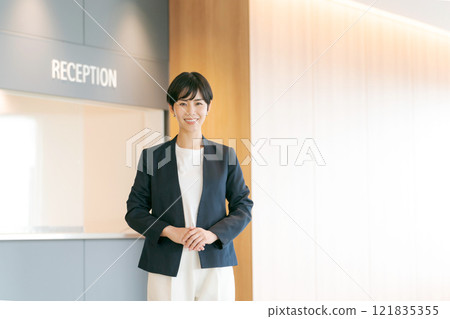 給予指導的女商人 給予指導的女商人 121835355