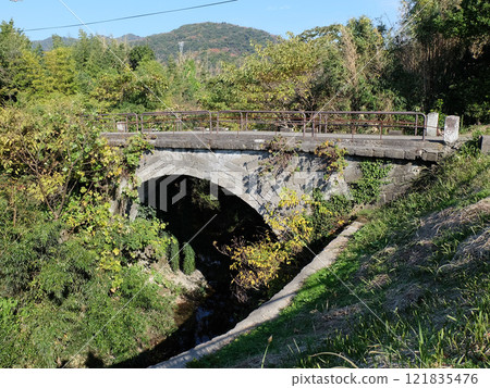 千葉縣鋸南町石拱橋汐留橋全景 121835476