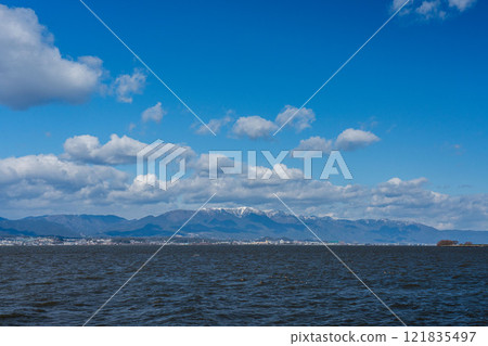 冬季季風吹拂的琵琶湖和白雪皚皚的比羅山脈的風景 冬季季風吹拂的琵琶湖和白雪皚皚的比羅山脈的風景 121835497