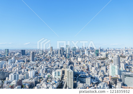 陽光明媚的東京城市景觀（澀谷/新宿地區） 121835932