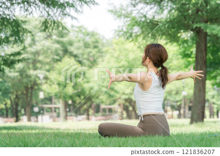 女瑜珈教練在公園或森林裡做瑜珈、瑜珈課或皮拉提斯 女瑜珈教練在公園或森林裡做瑜珈、瑜珈課或皮拉提斯 121836207