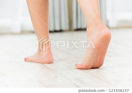 一名年輕女子赤腳行走。 121836237