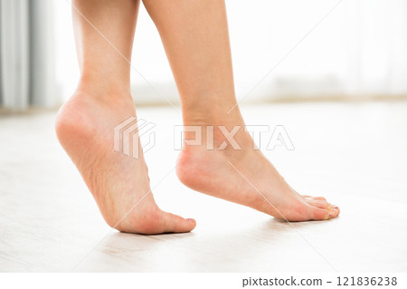 一位年輕的亞洲女性腳部的皮膚護理圖像。 一位年輕的亞洲女性腳部的皮膚護理圖像。 121836238
