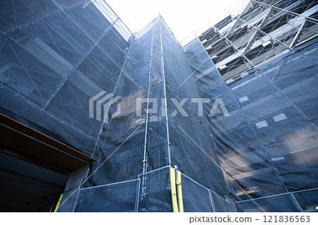 Image of large-scale repair work on an apartment building 121836563