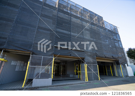 Image of large-scale repair work on an apartment building Image of large-scale repair work on an apartment building 121836565