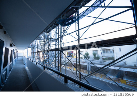 從室內看到的翻新和維修工作鷹架 121836569