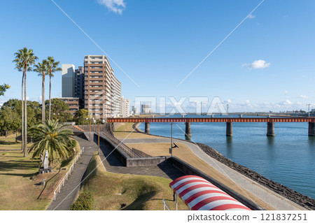 The banks of the Oyodo River as seen from the Oyodo Bridge in Miyazaki, Tachibana Park, Miyazaki City, Miyazaki Prefecture 121837251