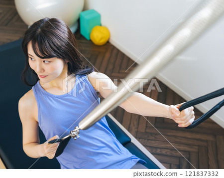 女人做機器普拉提訓練 女人做機器普拉提訓練 121837332