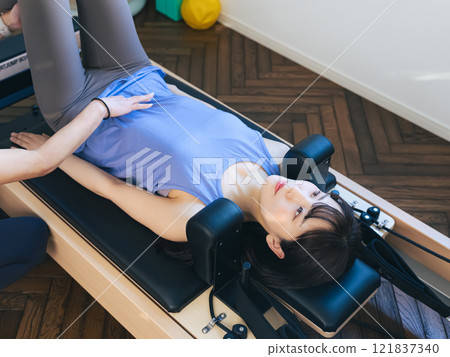 一位女士正在上機器普拉提課 121837340