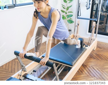 女人做機器普拉提訓練 121837343