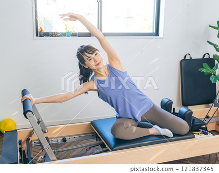 女人做機器普拉提訓練 121837345