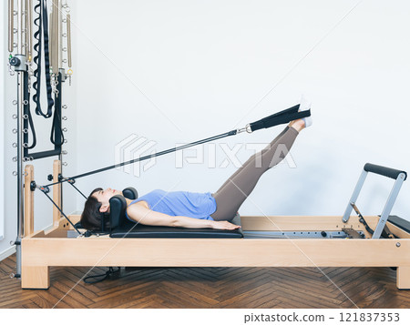 女人做機器普拉提訓練 121837353