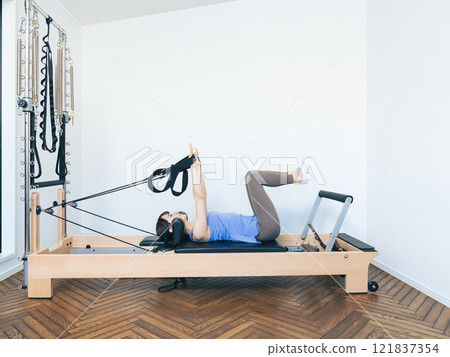 女人做機器普拉提訓練 121837354
