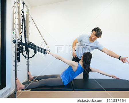 一位女士正在上機器普拉提課 121837364