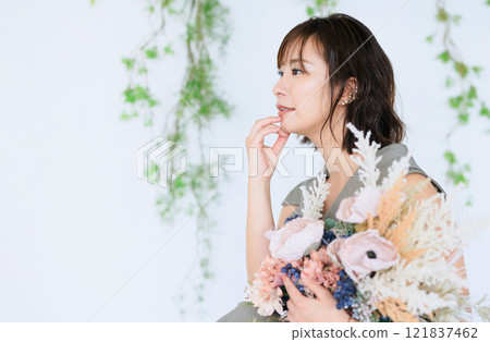 Woman with a bouquet 121837462