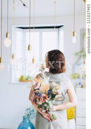 一個女人拿著一束花的後視圖 121837463