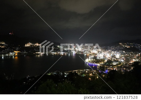 (Nagasaki night view, one of Japan's three great night views) Nagasaki city and harbor as seen from Mount Nabekanmuri (Nagasaki night view, one of Japan's three great night views) Nagasaki city and harbor as seen from Mount Nabekanmuri 121837528