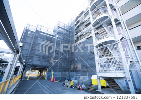 Image of large-scale repair work on an apartment building 121837683