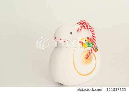 新年素材蛇年生肖泥鈴白色背景 121837863