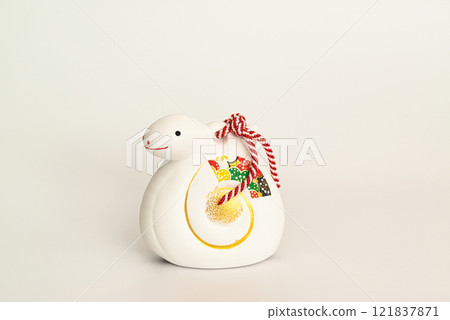 新年素材蛇年生肖泥鈴白色背景 121837871