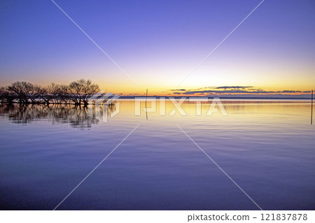從霞浦市鮎崎公園眺望霞浦湖的清晨景色 從霞浦市鮎崎公園眺望霞浦湖的清晨景色 121837878