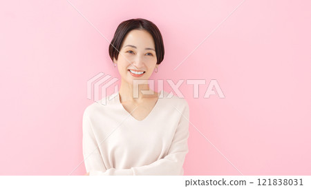 一個微笑的女人 121838031