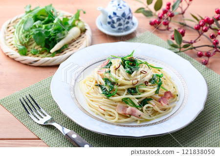 Spaghetti with spring peperoncino 121838050