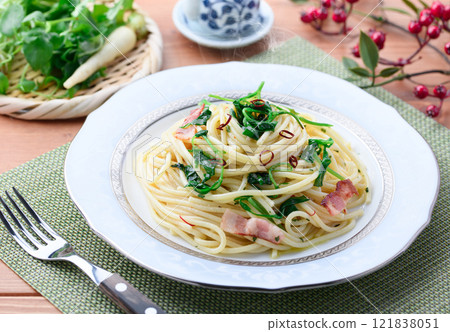 Spaghetti with spring peperoncino 121838051