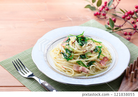 Spaghetti with spring peperoncino 121838055