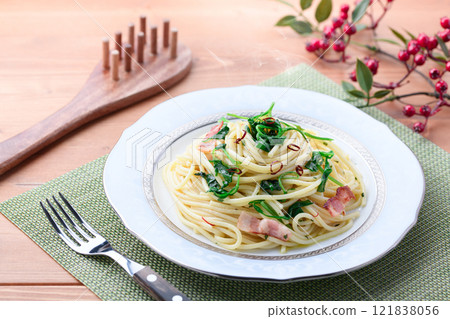Spaghetti with spring peperoncino 121838056