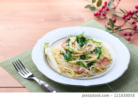 Spaghetti with spring peperoncino 121838058