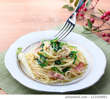 Spaghetti with spring peperoncino 121838061