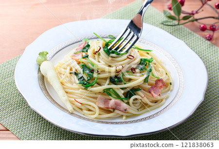 Spaghetti with spring peperoncino 121838063