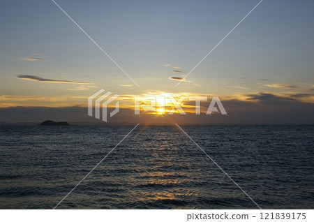 Sunset reflected in the sea 121839175