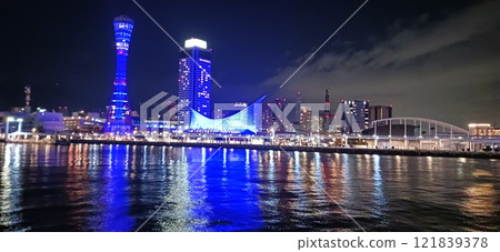 藍色燈光照射下的港口小鎮神戶臨海樂園的夢幻夜景 121839378