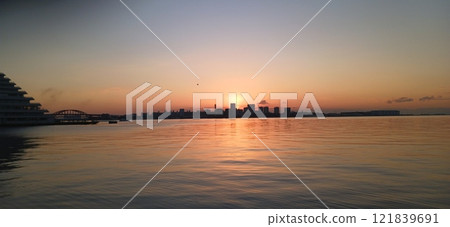 Morning glow at Kobe Harborland: A new day greeted in silence 121839691