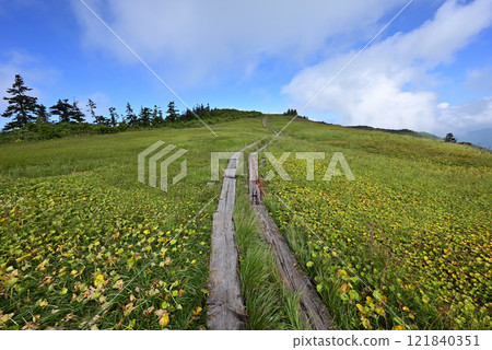 Climbing Mount Aizu-Komagatake, Fukushima Prefecture Climbing Mount Aizu-Komagatake, Fukushima Prefecture 121840351