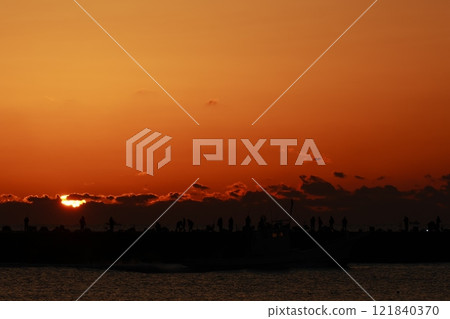 The sun rising from the sea 121840370